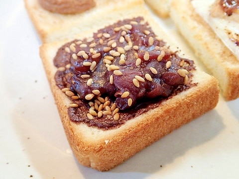 チョコクリームとゆであずきと金胡麻のミニトースト